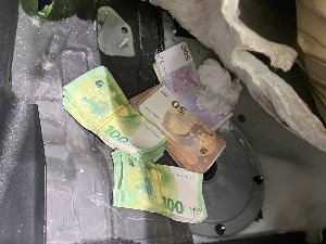 Девизе скривене испод задњег седишта