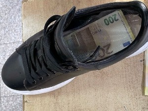 Девизе и испод уложака у патикама