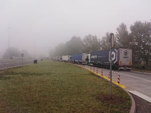 На прелазу Хоргош и даље колоне камиона