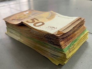 Непријављени еври испод седишта и у џепу тренерке