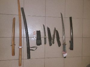 Катана на дну пртљажника