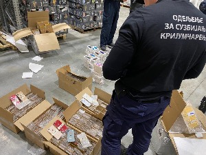 Заустављена пошиљка сумњивих мобилних телефона