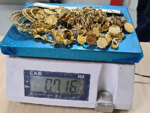 Пртљаг пун златног накита