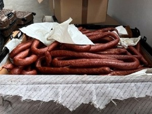 Преко пола тоне суџука и печенице у коферима 