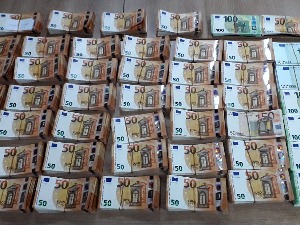 Скоро 270.000 евра у фабричким шупљинама аутомобила 