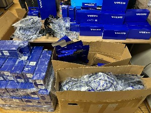 Камионски делови у пртљажнику аутобуса 