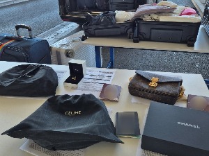 Скупоцена огрлица и луксузне торбице у гепеку 
