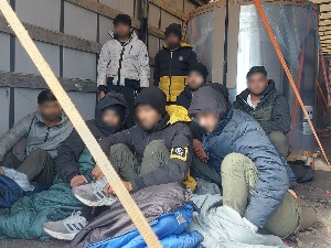 Oсам миграната међу даскама и џаковима брашна