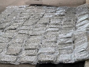 Преко 60 кг марихуане у поду возила