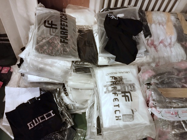 На Градини задржана сумњива гардероба