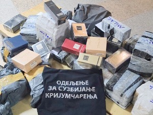 У аутобусима на Градини сакривени парфеми, козметика и текстил
