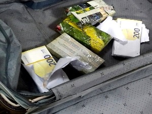 230.000 евра у дуплом дну кофера