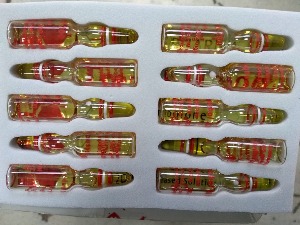 Лекови у коферу са гардеробом и у ручном фрижидеру