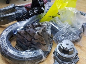 Тракторски резервни делови испод седишта