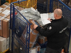 Новости: Курир вози пола бутика