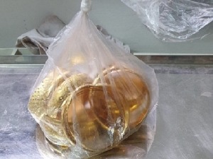 Путници крили скоро килограм злата