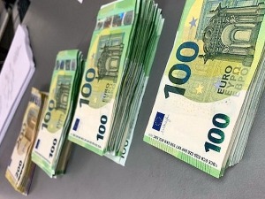 Кеса са храном пуна непријављених евра