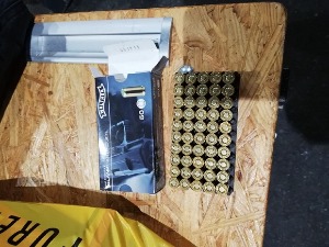 На Батровцима откривени муниција за гасни пиштољ и девизе