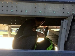 Ризикују живот вожњом испод шасије