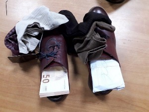 Еври у ципелама, круне у бочној страници аутомобила