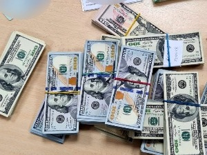 Преко 100.000 долара међу гардеробом