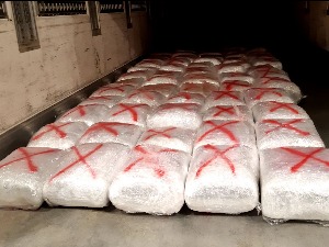 Преко 320 кг марихуане у наизглед празном камиону