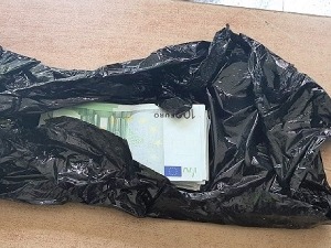 Десетине хиљада евра сакрио испод седишта