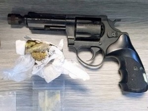 Кријумчар наркотика бацио гасни пиштољ у канту за смеће