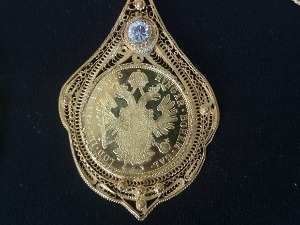 Ауто пун златног накита и сумњивих сатова