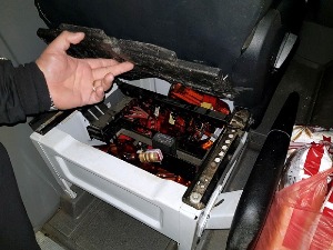 Заплењено злато вредно преко 40.000 евра и 90 флаша алкохолних пића