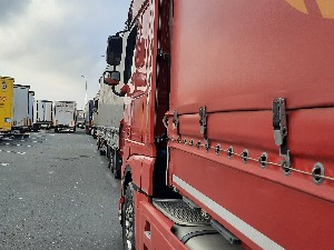 РТС: Зашто камиони чекају на излазу из земље 