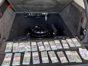 Преко 200.000 долара и 50.000 евра испод резервног точка