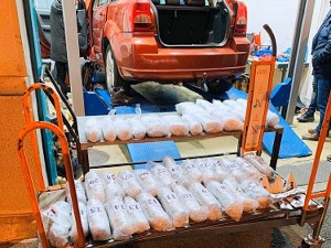 Два „бункера“ у поду аутомобила пуна марихуане