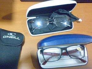 Преко 50 фирмираних наочара скривао у пртљагу