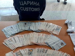 Свежњеви данских круна испод појаса у панталонама