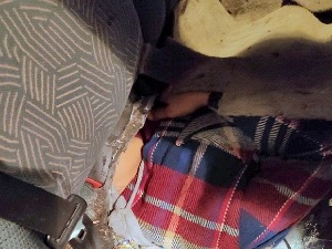 Девојка сакривена у „бункеру“ испод задњег седишта