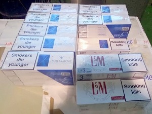 Цигарете у камионској фелни и испод хаубе