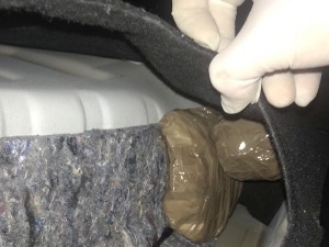 Пакети хероина у првој помоћи и простору за ручну дизалицу