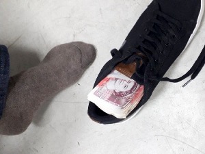 Фунте у чају, кутији кекса и патикама