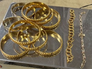 Дуксерица пуна златног накита