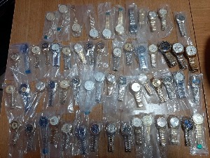 Испод дечје гардеробе сакривени аутоделови, сатови и накит