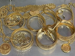 Преко 700 грама злата испод седишта