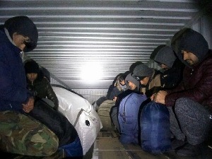 Пун вагон илегалних миграната