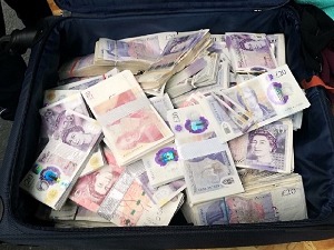 Кофери тапацирани са 170.000 британских фунти