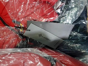 Резани дуван и сумњива гардероба у курирским пошиљкама