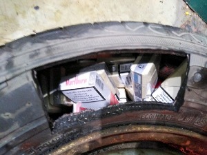 Инструмент табла и резервна гума пуне цигарета