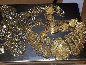 На Градини заплењени злато и парфеми