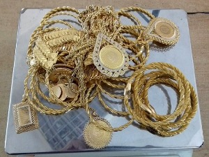 Кренули преко границе са готово килограм златног накита