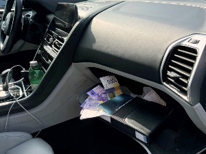 Заплењене непријављене девизе и козметика
