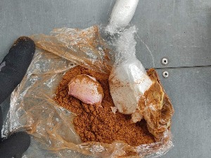 Дрога у послатом ранцу, доњем вешу и привеску за кључеве